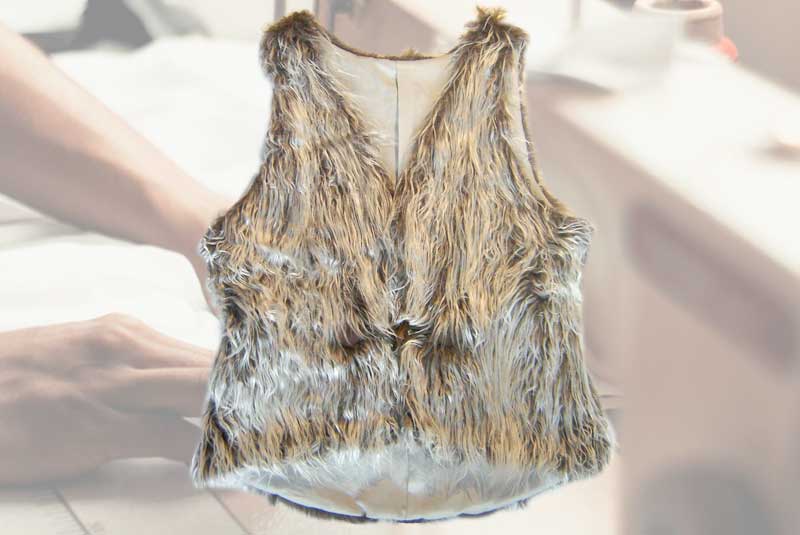 Schnittmuster für eine Fellweste abzeichnen